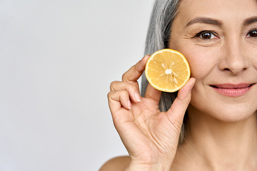 Hautalterung vorbeugen? Collagenbildung unterstützen? Mit unserem Vitamin C und Zink mit Depoteffekt beugst du nachweislich Hautalterung vor!